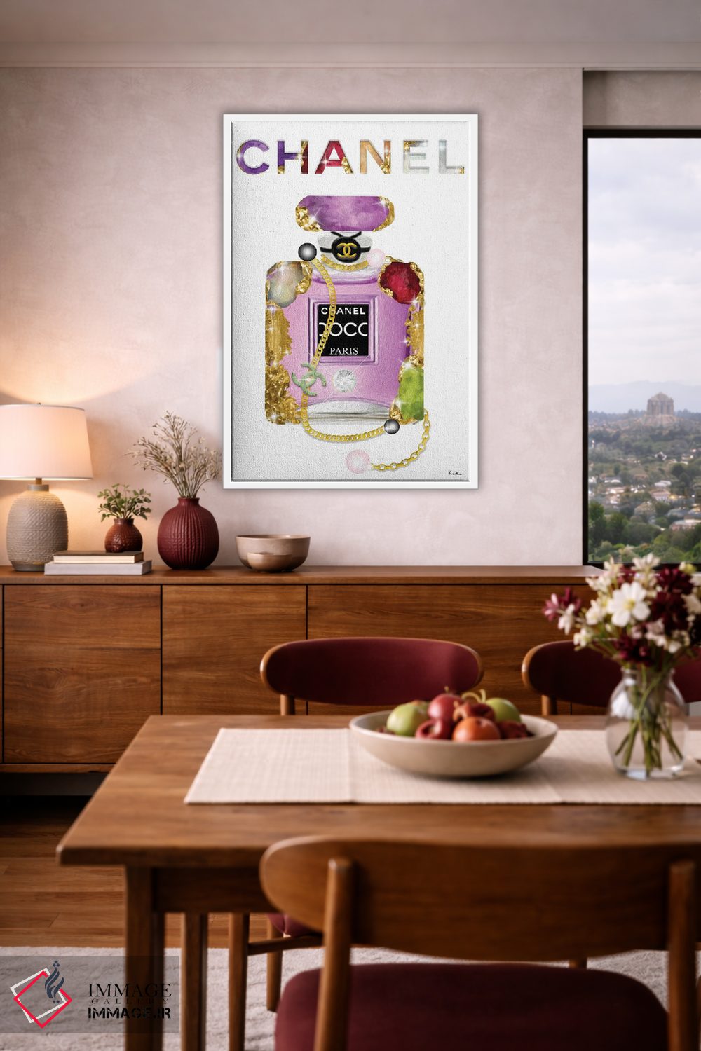 تابلو دکوراتیو همه چیز درباره جواهرات و بطری عطر مد است اثر پوماکای بارون - D4W