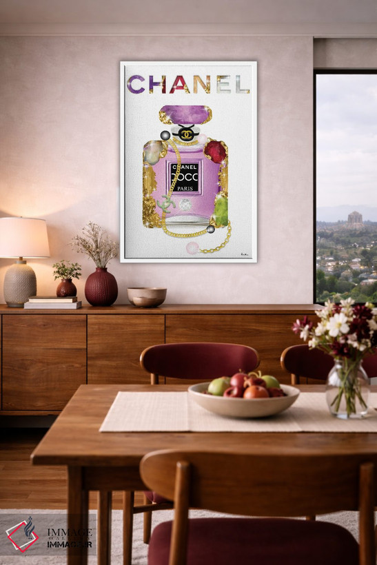 تابلو دکوراتیو همه چیز درباره جواهرات و بطری عطر مد است اثر پوماکای بارون - D4W