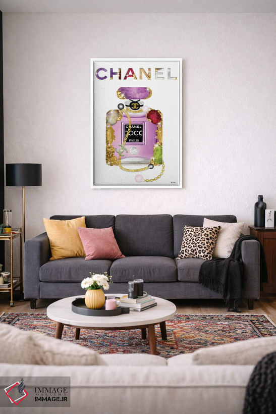 تابلو دکوراتیو همه چیز درباره جواهرات و بطری عطر مد است اثر پوماکای بارون - D3W