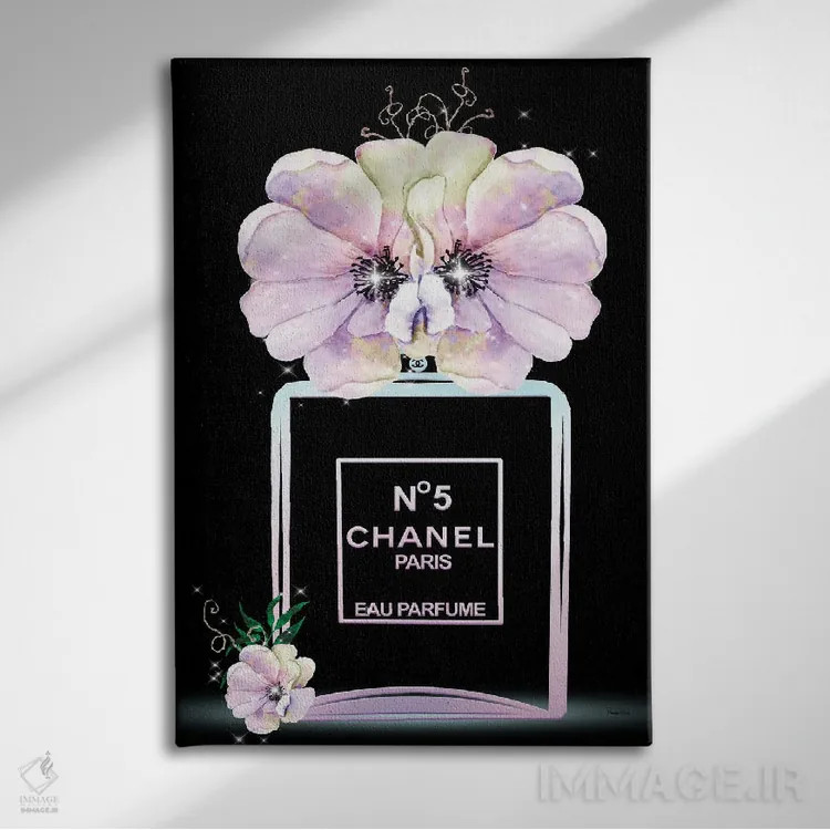 تابلو دکوراتیو بطری عطر مد پاستلی و گل شقایق اثر پوماکای بارون - نمای روبهرو روی دیوار