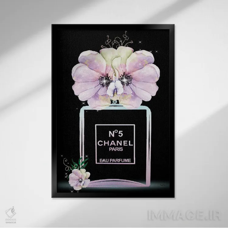تابلو دکوراتیو بطری عطر مد پاستلی و گل شقایق اثر پوماکای بارون - نمای قابدار مشکی