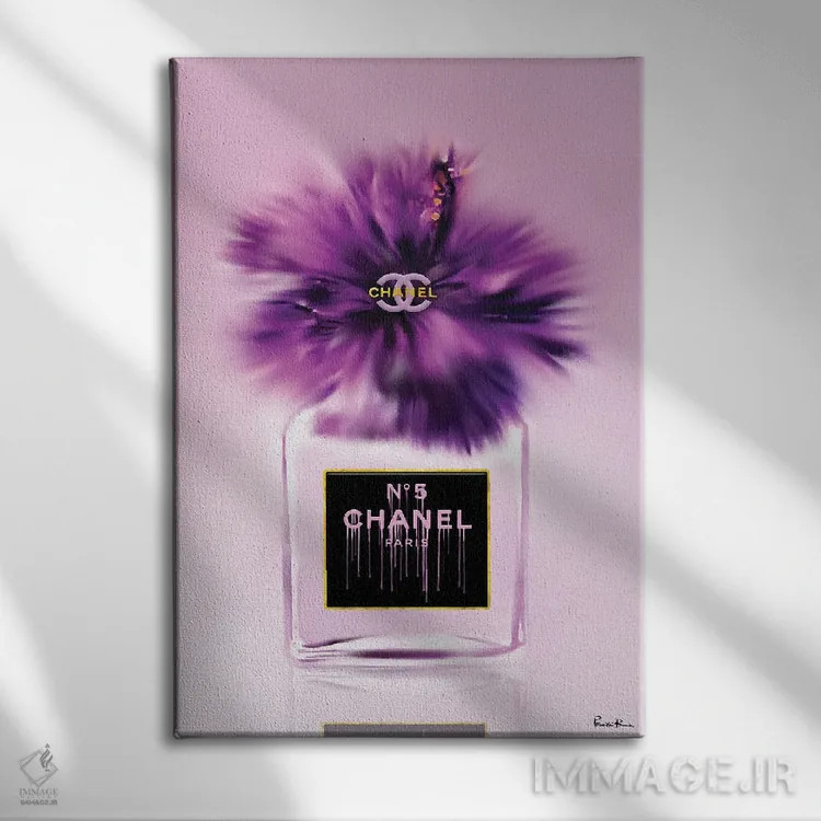 تابلو دکوراتیو بطری عطر مد به رنگ بنفش پرشور اثر پوماکای بارون - نمای روبهرو روی دیوار
