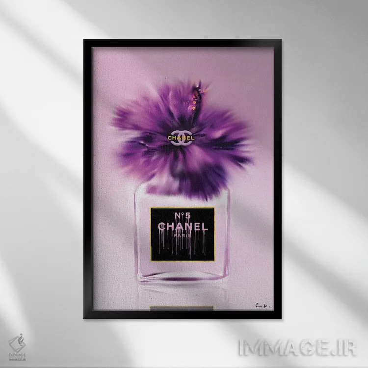 تابلو دکوراتیو بطری عطر مد به رنگ بنفش پرشور اثر پوماکای بارون - نمای قابدار مشکی