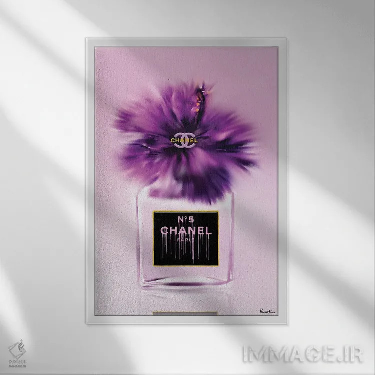 تابلو دکوراتیو بطری عطر مد به رنگ بنفش پرشور اثر پوماکای بارون - نمای قابدار سفید