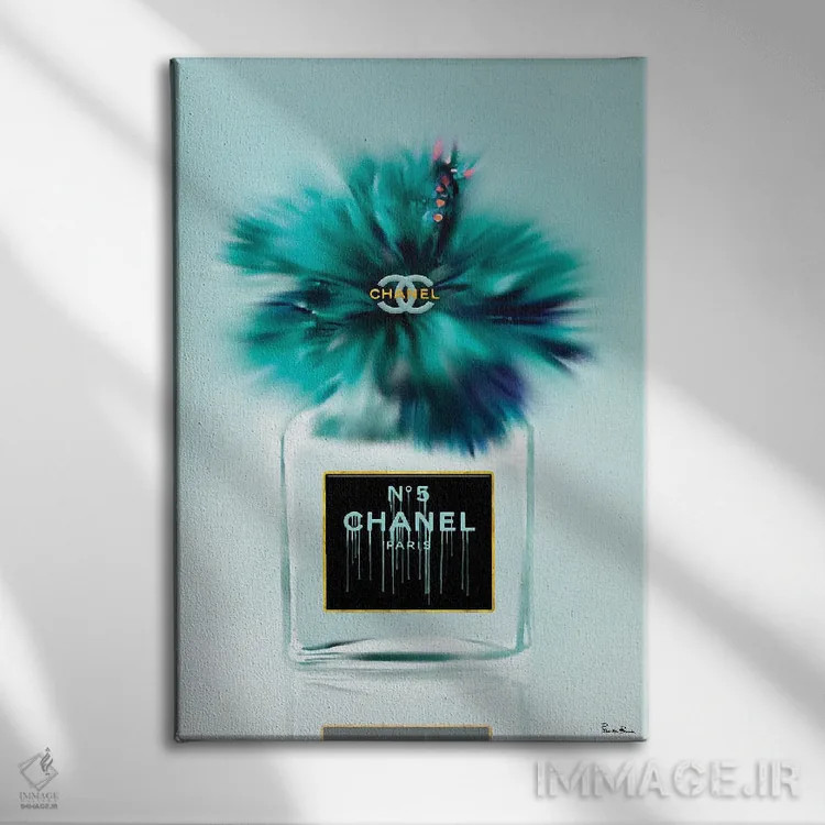 تابلو دکوراتیو بطری عطر مد فیروزه ای با لمس گل ختمی اثر پوماکای بارون - نمای روبهرو روی دیوار