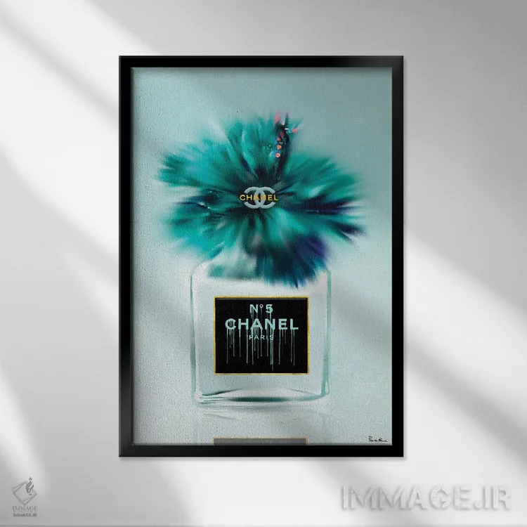 تابلو دکوراتیو بطری عطر مد فیروزه ای با لمس گل ختمی اثر پوماکای بارون - نمای قابدار مشکی