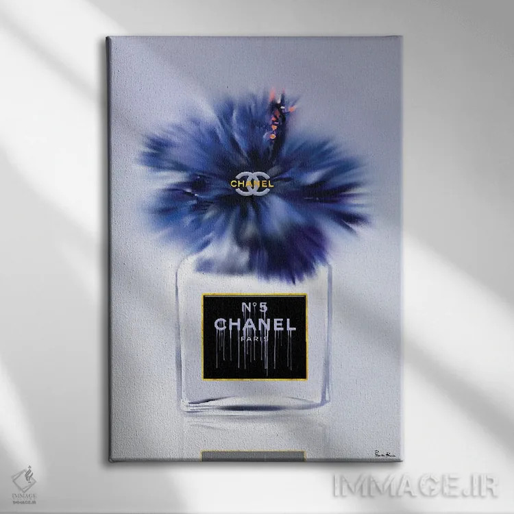 تابلو دکوراتیو گلدان عطر مد آبی کوچک اثر پوماکای بارون - نمای روبهرو روی دیوار