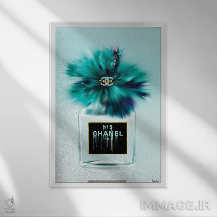 تابلو دکوراتیو بطری عطر مد فیروزه ای با لمس گل ختمی اثر پوماکای بارون - نمای قابدار سفید
