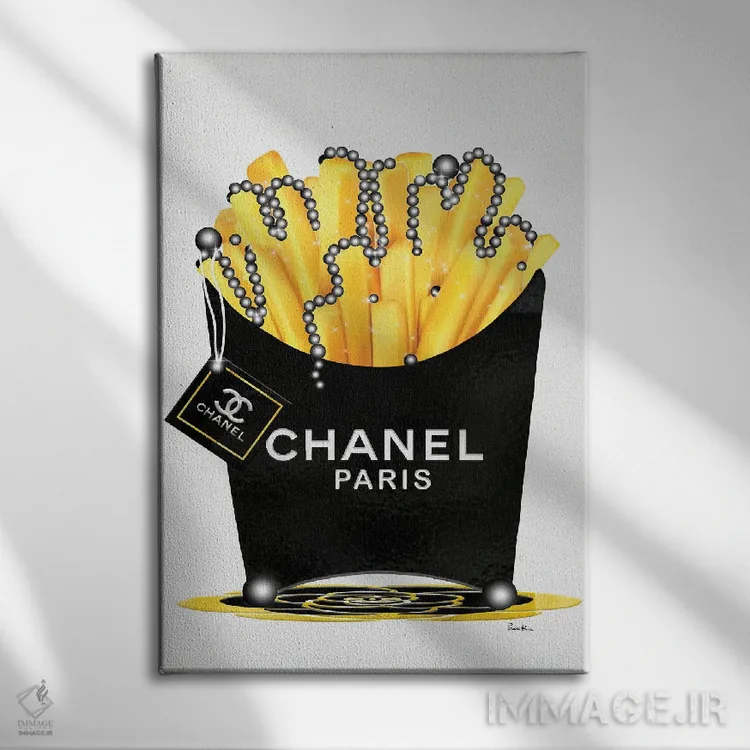 تابلو دکوراتیو سیب زمینی سرخ کرده Chanel تازه و مروارید اثر پوماکای بارون - نمای روبهرو روی دیوار