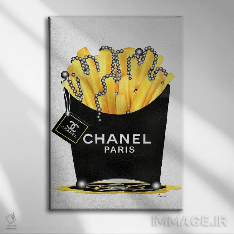 تابلو دکوراتیو سیب زمینی سرخ کرده Chanel تازه و مروارید اثر پوماکای بارون - نمای روبهرو روی دیوار