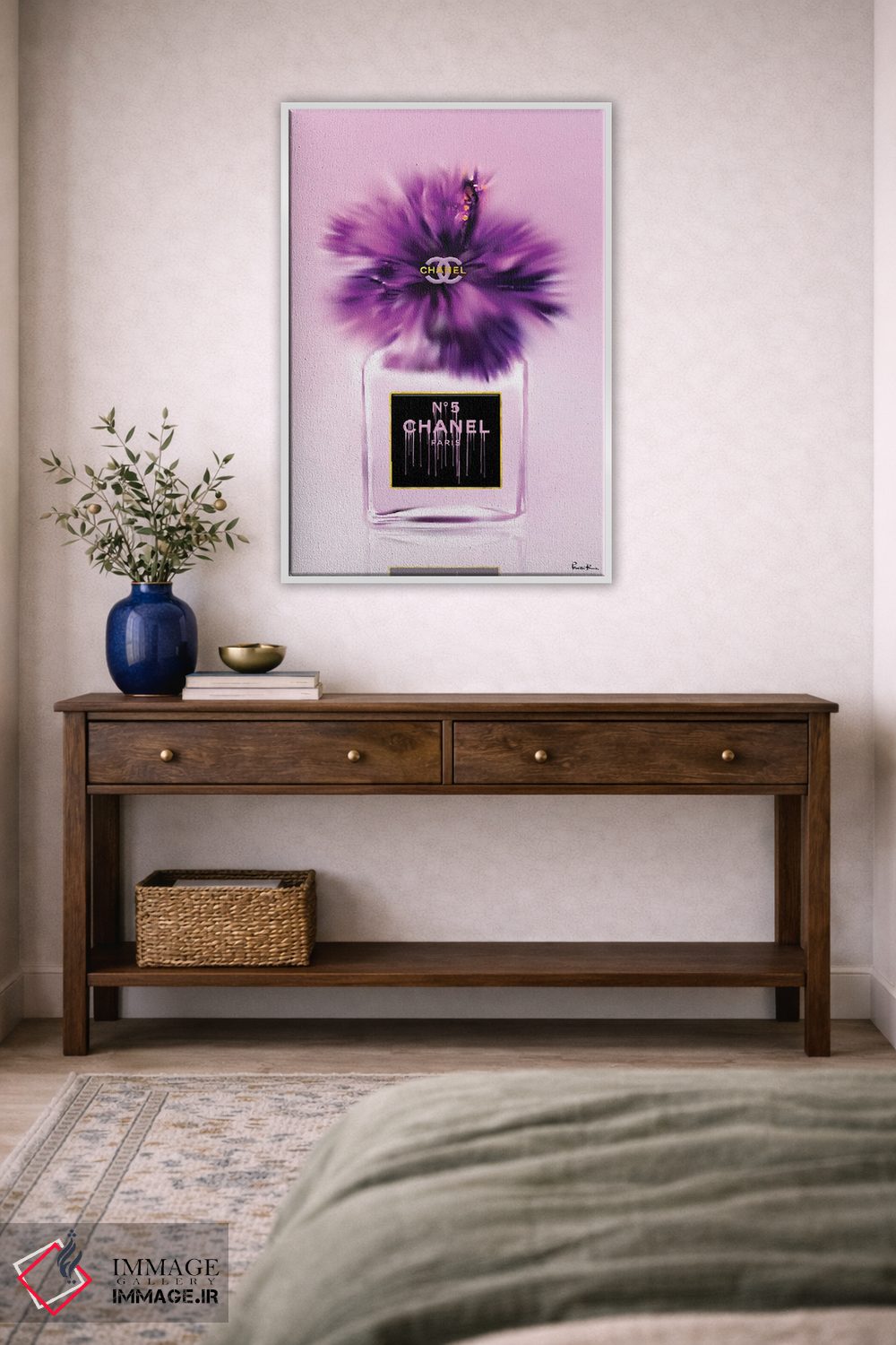تابلو دکوراتیو بطری عطر مد به رنگ بنفش پرشور اثر پوماکای بارون - D3W