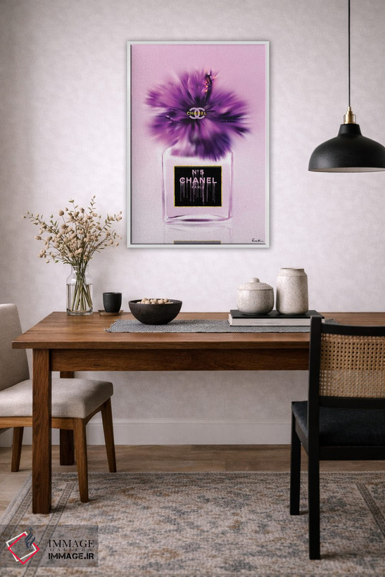 تابلو دکوراتیو بطری عطر مد به رنگ بنفش پرشور اثر پوماکای بارون - D2W
