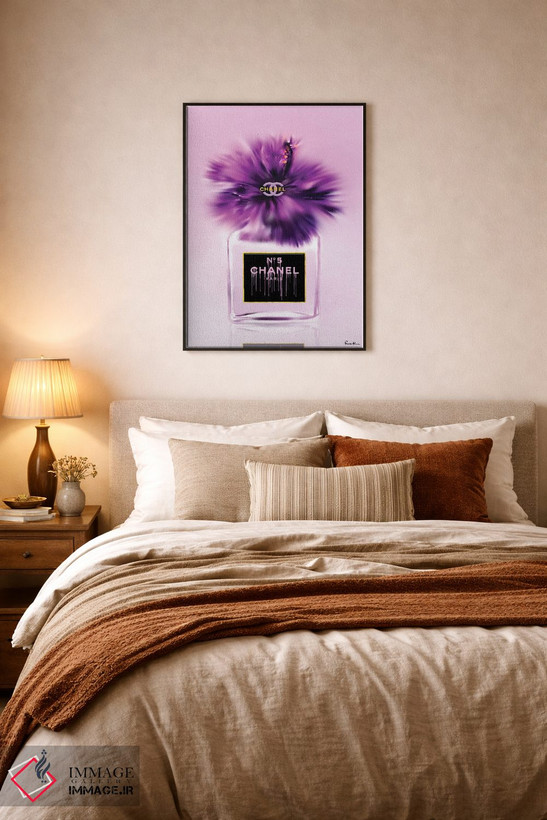 تابلو دکوراتیو بطری عطر مد به رنگ بنفش پرشور اثر پوماکای بارون - D6B
