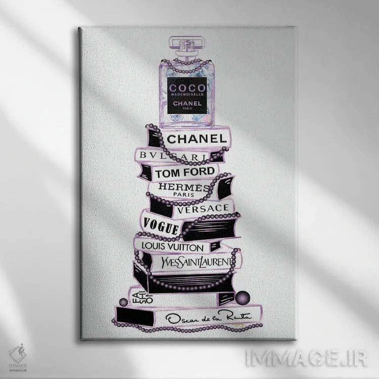 تابلو دکوراتیو شیشه عطر مادمازل بنفش و مشکی روی دسته کتاب بسیار بلند اثر پوماکای بارون - نمای روبهرو روی دیوار