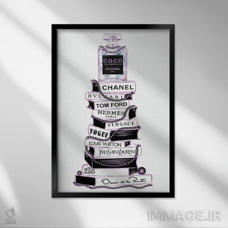 تابلو دکوراتیو شیشه عطر مادمازل بنفش و مشکی روی دسته کتاب بسیار بلند اثر پوماکای بارون - نمای قابدار مشکی