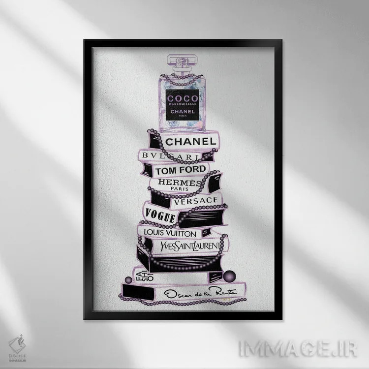 تابلو دکوراتیو شیشه عطر مادمازل بنفش و مشکی روی دسته کتاب بسیار بلند اثر پوماکای بارون - نمای قابدار مشکی