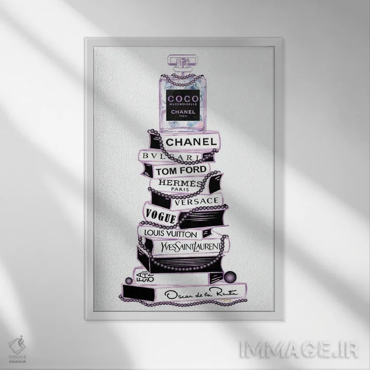 تابلو دکوراتیو شیشه عطر مادمازل بنفش و مشکی روی دسته کتاب بسیار بلند اثر پوماکای بارون - نمای قابدار سفید