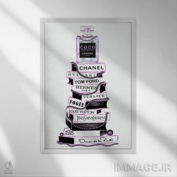 تابلو دکوراتیو شیشه عطر مادمازل بنفش و مشکی روی دسته کتاب بسیار بلند اثر پوماکای بارون - نمای قابدار سفید