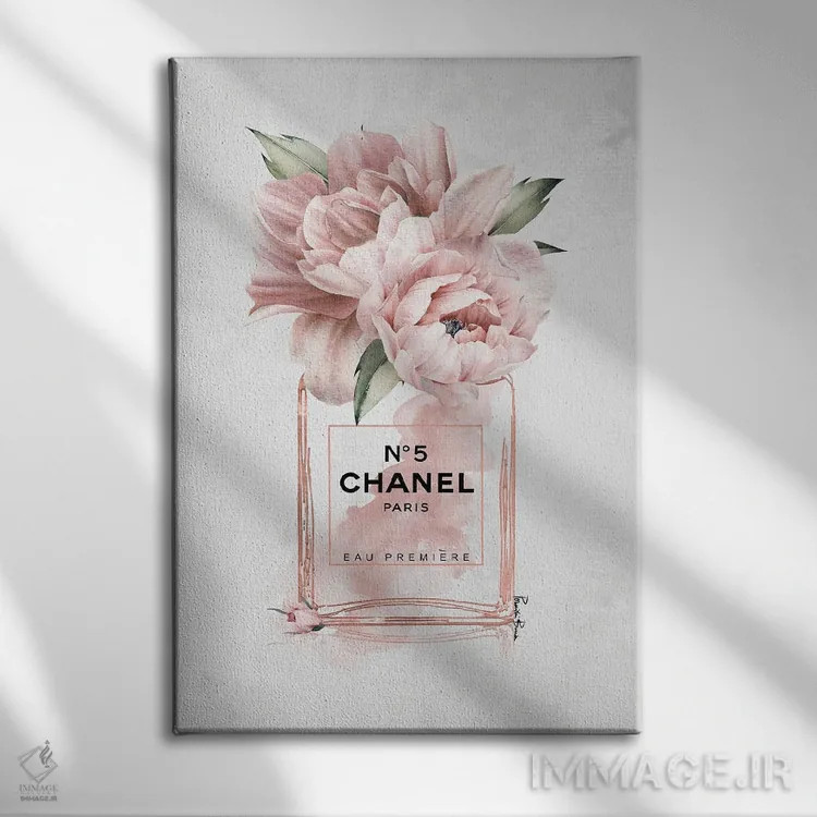 تابلو دکوراتیو شیشه عطر N. 05 با گل صدتومانی و رنگ سرخ شده اثر پوماکای بارون - نمای روبهرو روی دیوار