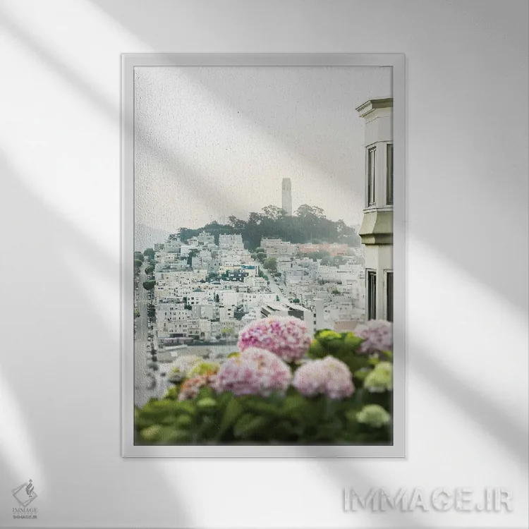 تابلو دکوراتیو نمایی رو به کویت اثر آپریل رولند - نمای قابدار سفید