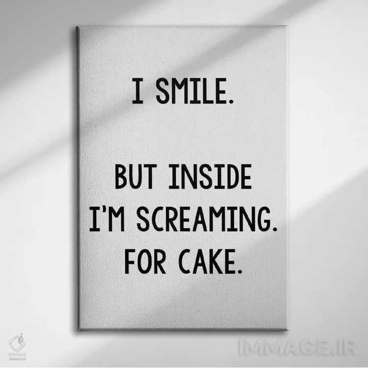 تابلو مینیمال لبخند می زنم اما درونم برای کیک فریاد می زند اثر پیکسی پیپر - نمای روبهرو روی دیوار
