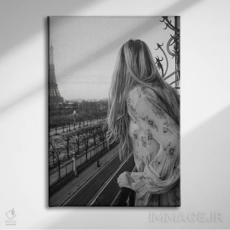 تابلو دکوراتیو بانویی در پاریس اثر گریس دیجیتال آرت کو - نمای روبهرو روی دیوار
