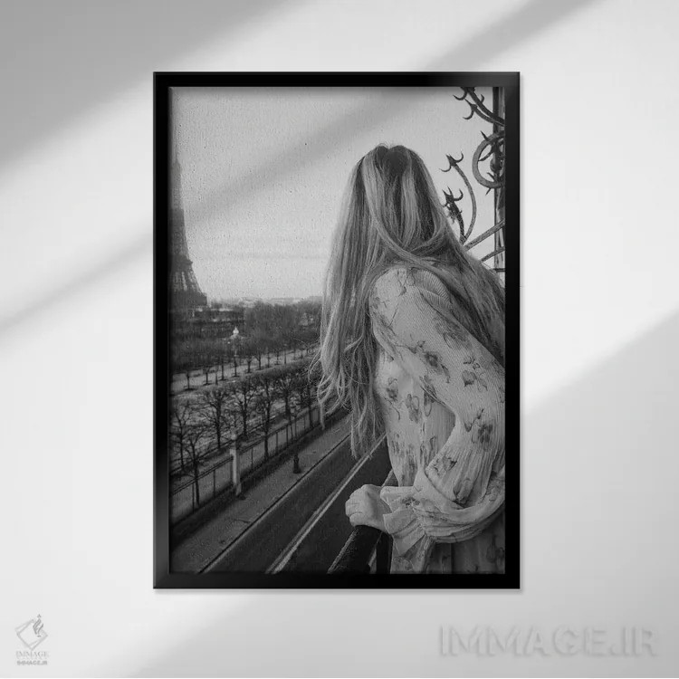 تابلو دکوراتیو بانویی در پاریس اثر گریس دیجیتال آرت کو - نمای قابدار مشکی