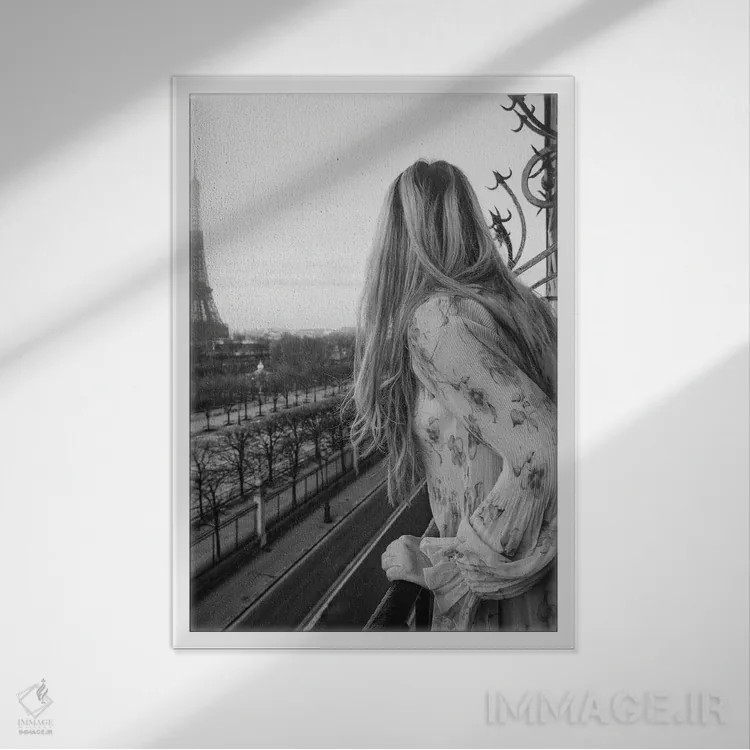 تابلو دکوراتیو بانویی در پاریس اثر گریس دیجیتال آرت کو - نمای قابدار سفید