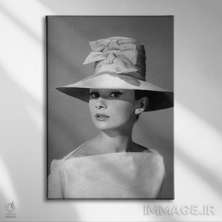 تابلو دکوراتیو آدری هپبورن با کلاهی بلند و دو پاپیون اثر رادیو دیز - نمای روبهرو روی دیوار