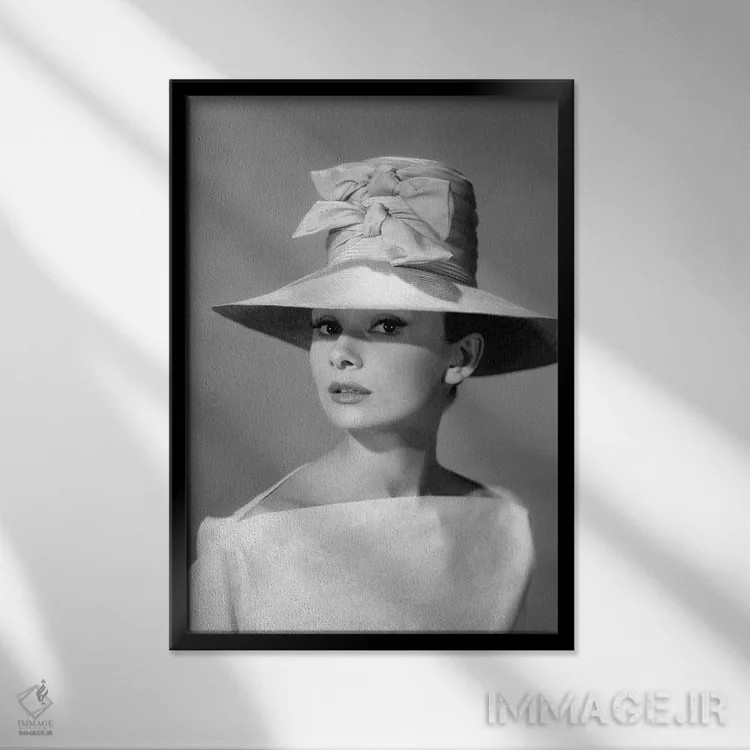 تابلو دکوراتیو آدری هپبورن با کلاهی بلند و دو پاپیون اثر رادیو دیز - نمای قابدار مشکی