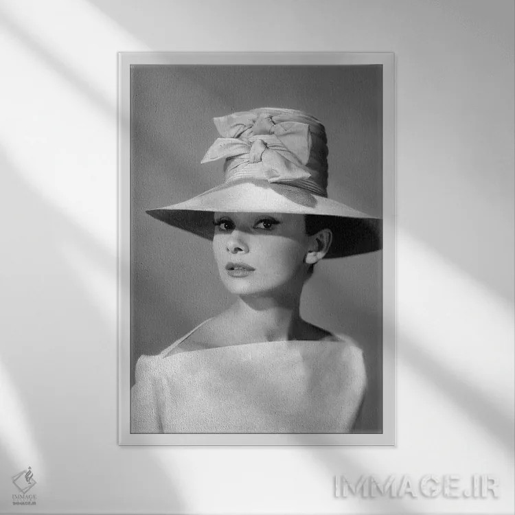 تابلو دکوراتیو آدری هپبورن با کلاهی بلند و دو پاپیون اثر رادیو دیز - نمای قابدار سفید
