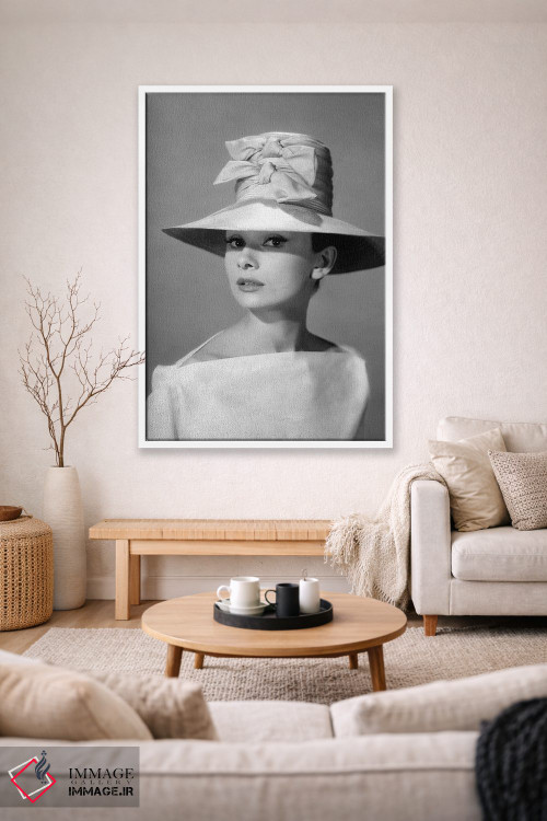 تابلو دکوراتیو آدری هپبورن با کلاهی بلند و دو پاپیون اثر رادیو دیز - D1W