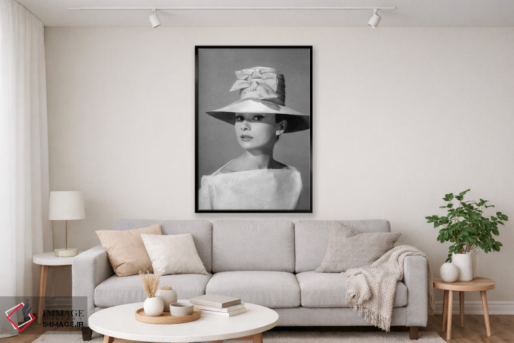 تابلو دکوراتیو آدری هپبورن با کلاهی بلند و دو پاپیون اثر رادیو دیز - D2B
