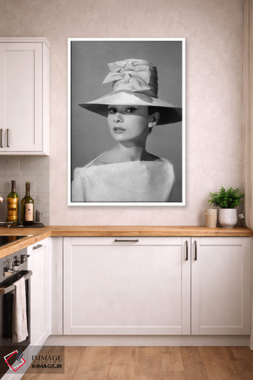 تابلو دکوراتیو آدری هپبورن با کلاهی بلند و دو پاپیون اثر رادیو دیز - D3W
