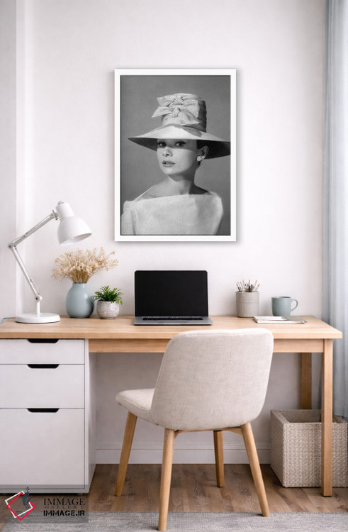 تابلو دکوراتیو آدری هپبورن با کلاهی بلند و دو پاپیون اثر رادیو دیز - D4W