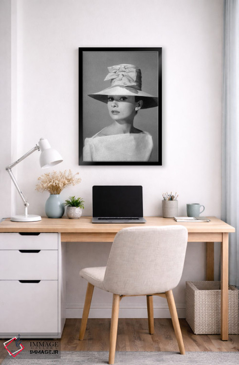 تابلو دکوراتیو آدری هپبورن با کلاهی بلند و دو پاپیون اثر رادیو دیز - D6B