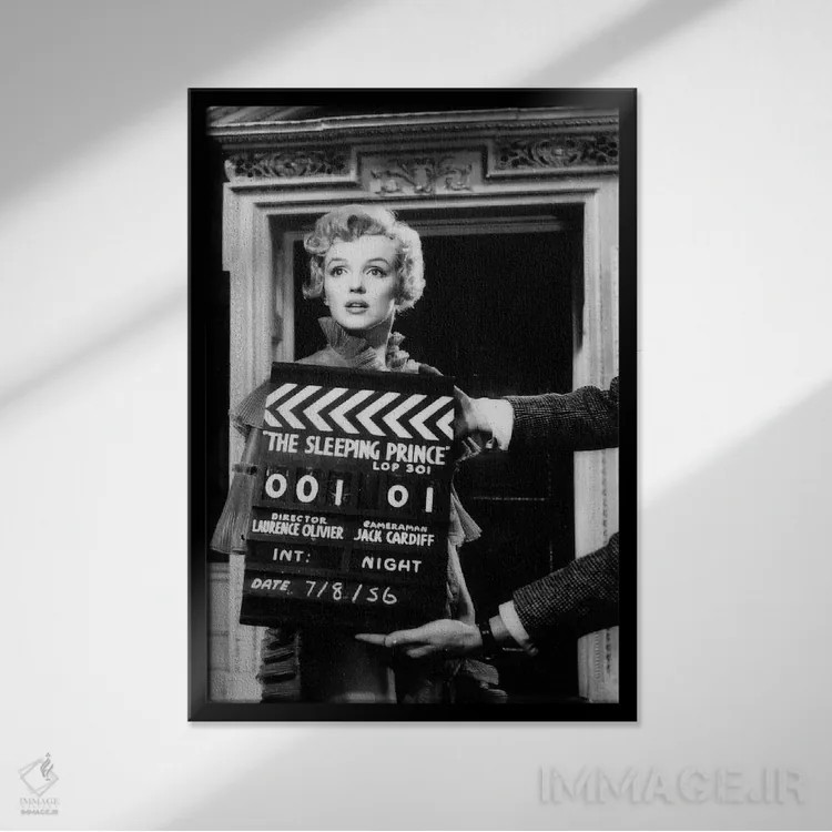 تابلو دکوراتیو مرلین مونرو در صحنه فیلم شاهزاده خفته اثر رادیو دیز - نمای قابدار مشکی