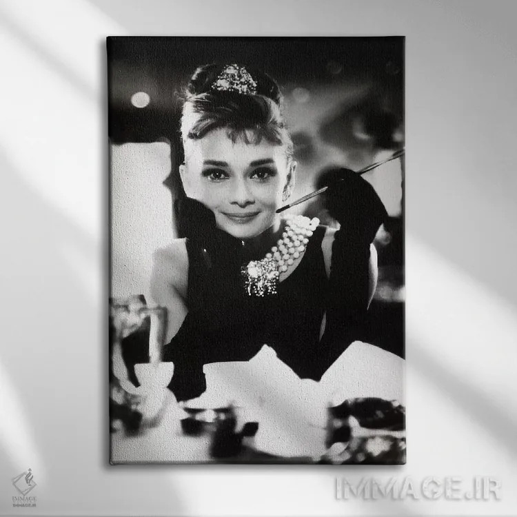 تابلو دکوراتیو آدری هپبورن خندان اثر رادیو دیز - نمای روبهرو روی دیوار