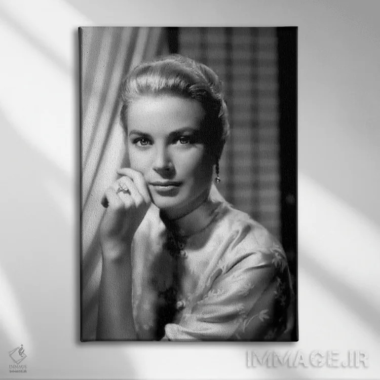 تابلو دکوراتیو گریس کلی با بلوز شرقی اثر رادیو دیز - نمای روبهرو روی دیوار