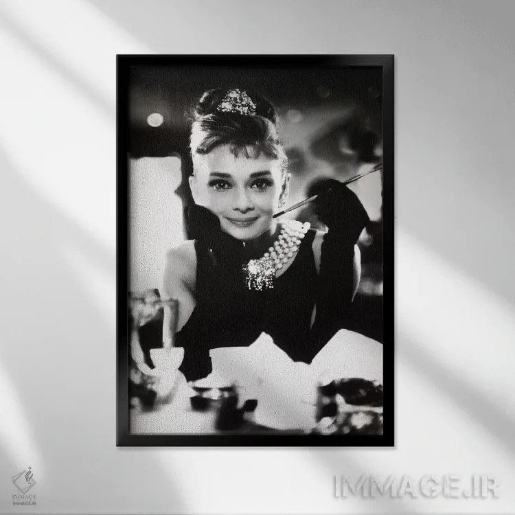 تابلو دکوراتیو آدری هپبورن خندان اثر رادیو دیز - نمای قابدار مشکی