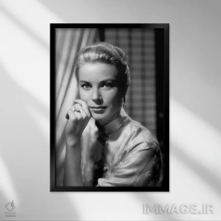 تابلو دکوراتیو گریس کلی با بلوز شرقی اثر رادیو دیز - نمای قابدار مشکی