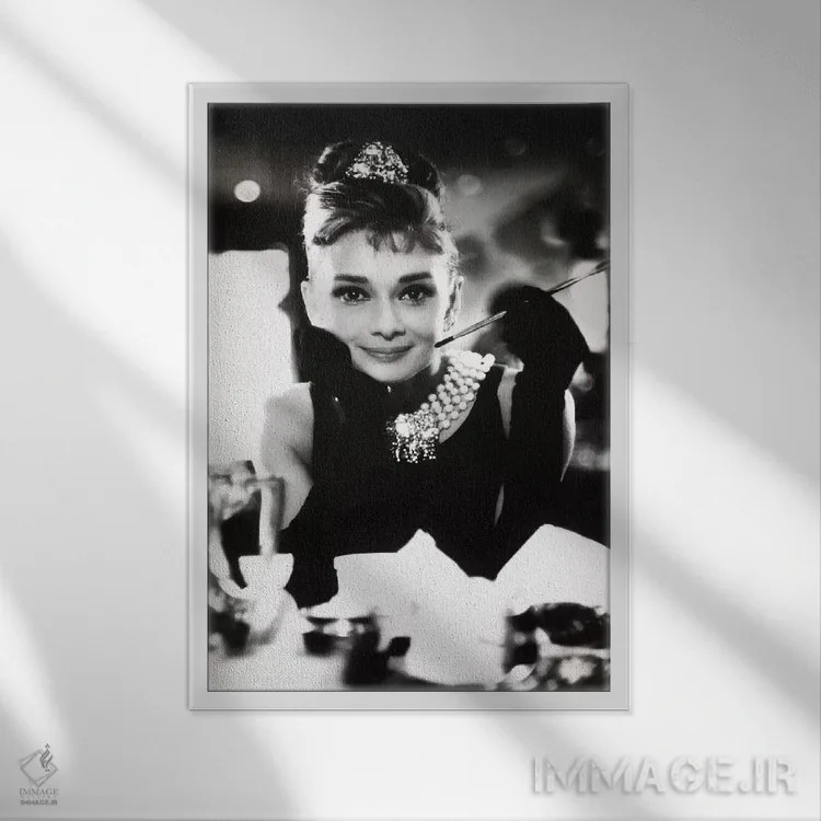 تابلو دکوراتیو آدری هپبورن خندان اثر رادیو دیز - نمای قابدار سفید