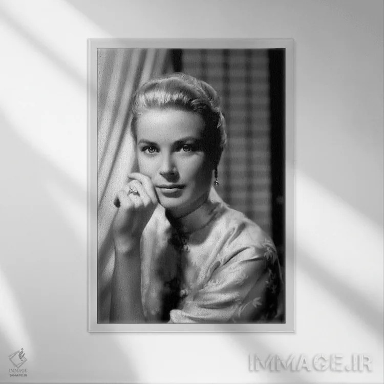 تابلو دکوراتیو گریس کلی با بلوز شرقی اثر رادیو دیز - نمای قابدار سفید