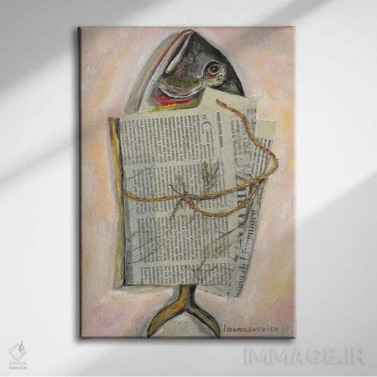 تابلو دکوراتیو ماهی پیچیده شده در روزنامه اثر کاتیا ریچی - نمای روبهرو روی دیوار