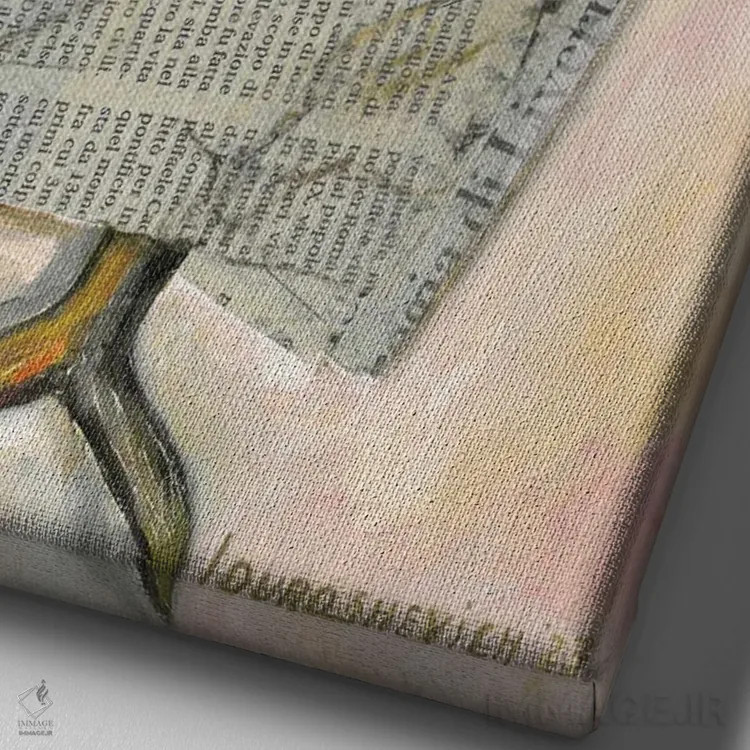 تابلو دکوراتیو ماهی پیچیده شده در روزنامه اثر کاتیا ریچی - نمای نزدیک بافت بوم