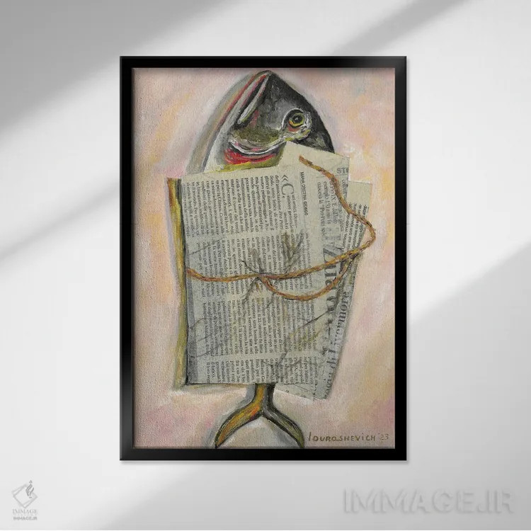 تابلو دکوراتیو ماهی پیچیده شده در روزنامه اثر کاتیا ریچی - نمای قابدار مشکی