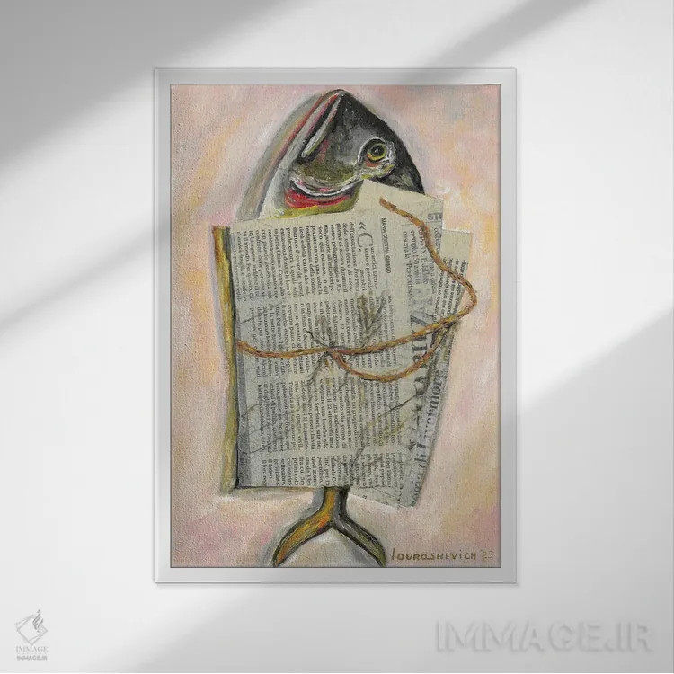 تابلو دکوراتیو ماهی پیچیده شده در روزنامه اثر کاتیا ریچی - نمای قابدار سفید