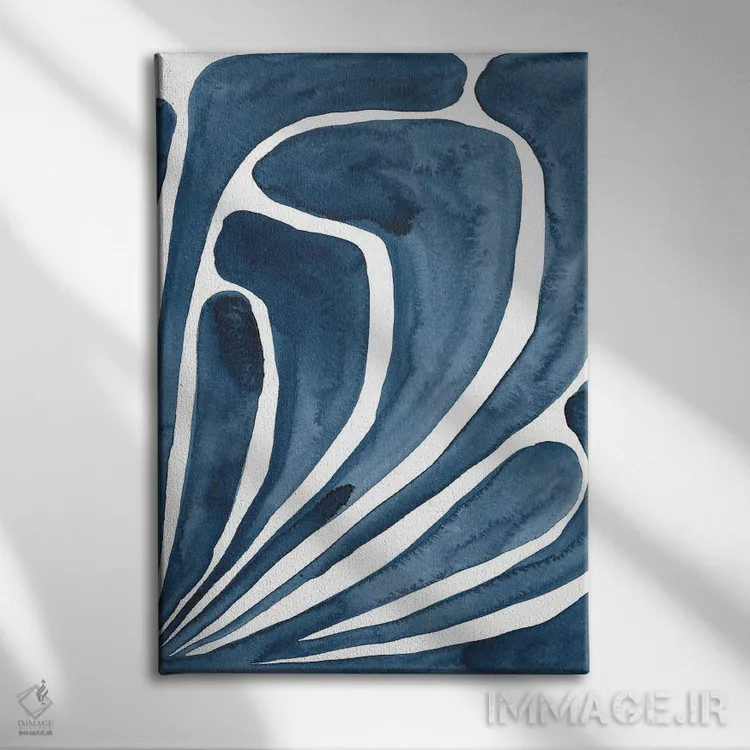 تابلو انتزاعی برگ آبی استیلیزه شماره ۲ اثر رجینا مور - نمای روبهرو روی دیوار