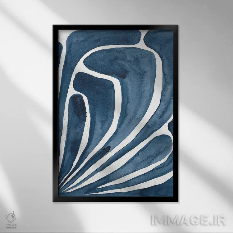 تابلو انتزاعی برگ آبی استیلیزه شماره ۲ اثر رجینا مور - نمای قابدار مشکی