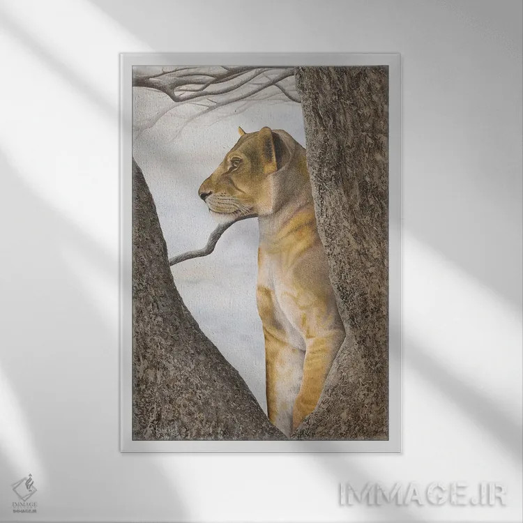 تابلو دکوراتیو شیر جوان روی درخت اثر راسل هینکلی - نمای قابدار سفید